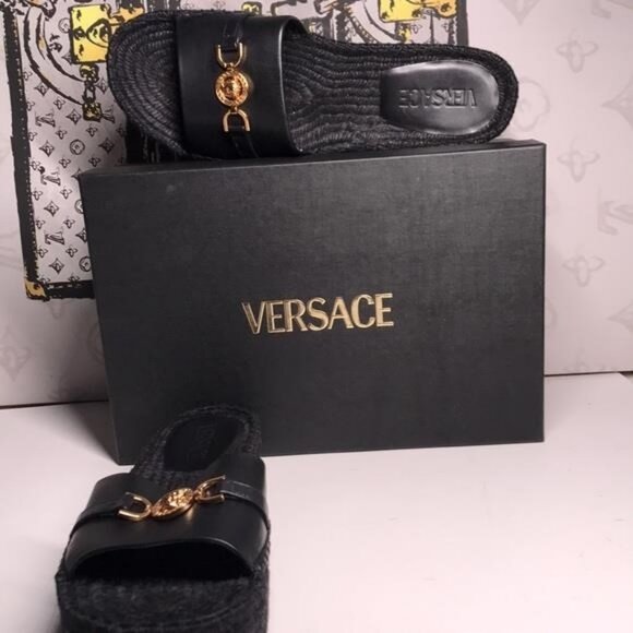 New Authentic Versace Designer Leather Slides – Iconic Gold Logo - Picture 10 of 11